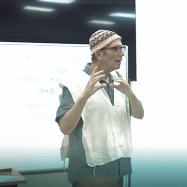 ראובן מודק מרצה ומדבר במופע המהפחה הכסידית