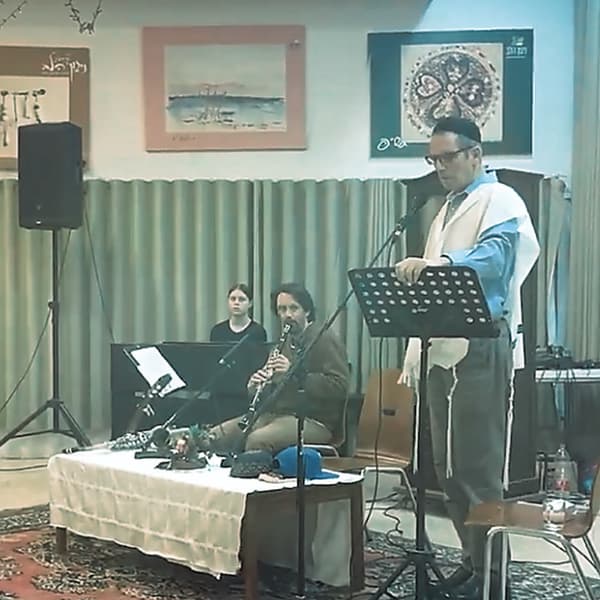 ראובן מודק במופע מוזיקליסיפורי עם נגנים